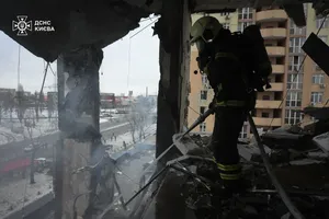 Lực lượng cứu hộ dập tắt đám cháy sau cuộc tấn công quy mô lớn của Liên bang Nga nhằm vào Kiev ngày 27/12/2025. Ảnh: TTXVN/Cơ quan Tình trạng Khẩn cấp Nhà nước Ukraine 