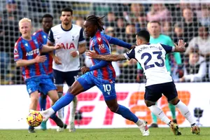 Crystal Palace với lợi thế sân nhà Selhurst Park sẽ quyết thắng Tottenham (áo trắng)