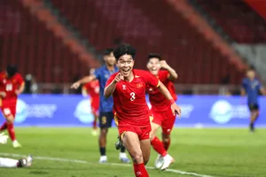 Tuyển thủ Lý Đức (U22 Việt Nam) vui mừng với chiến thắng trước đội chủ nhà Thái Lan trong trận chung kết. Ảnh: DŨNG PHƯƠNG