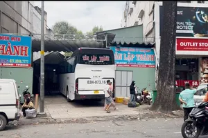 Nhà xe Tân lập Thành vào văn phòng tạm bợ trên đường Hùng Vương, TPHCM chờ gom khách