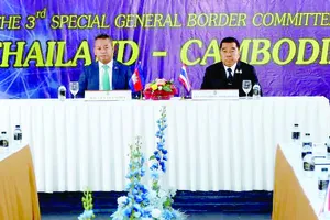 Bộ trưởng Quốc phòng Thái Lan Natthapon Nakpanich (phải) và Phó Thủ tướng kiêm Bộ trưởng Quốc phòng Campuchia Tea Seiha ký kết thỏa thuận ngừng bắn. Ảnh: Xinhua