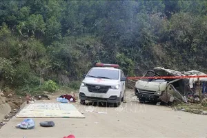 Xe cứu thương có mặt tại hiện trường vụ tai nạn đưa người bị nạn đi cấp cứu. Ảnh: TTXVN