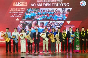 Báo SGGP tặng hoa các nhà tài trợ đầu tiên đồng hành với chương trình Áo ấm đến trường
