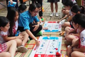 Từ tháng 1-2026, trường học tại TPHCM hạn chế học sinh dùng điện thoại vào giờ chơi