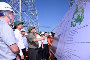 范明政总理在富寿省泰和乡视察老街-永安500千伏输电线路项目施工进度。