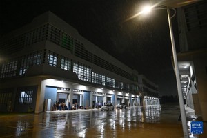 8月13日晚在中国福建漳州古雷港经济开发区拍摄的古雷建发集团厂房避灾点。