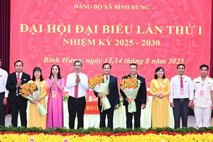 市委副书记阮福禄送花祝贺新平兴乡党部执委会。