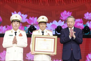 苏林总书记向人民公安力量授予金星勋章。