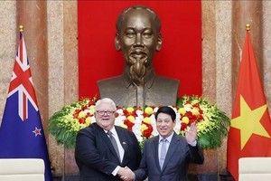 越南国家主席梁强会见新西兰议会议长格里•布朗利。