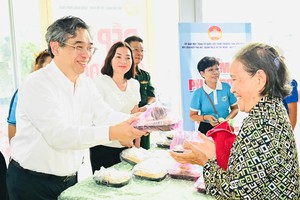 胡志明市领导向贫困民众赠送情义饭餐