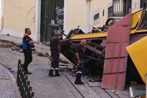 救护人员在现场营救。