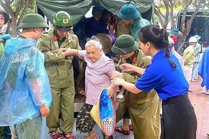 部队协助民众迁移避风。