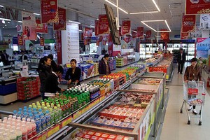 市民在超市购物。