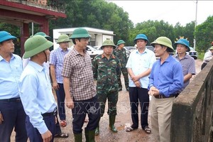 广治省人民委员会副主席黄南率相关部门检查艾子水库区域防洪减灾工作。