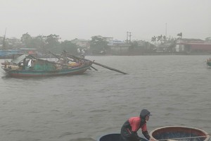在秋水渔港，众多渔民紧急抛锚停泊，主动预防风险，确保安全，应对异常天气。