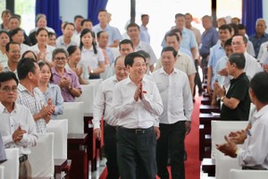 国家主席梁强与选民接触