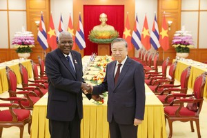 苏林总书记会见古巴全国人民政权代表大会主席埃斯特万·拉索·埃尔南德斯。