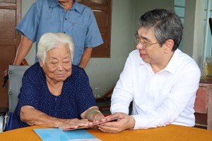  胡志明市市委副书记阮福禄探望越南英雄母亲