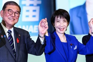 高市女士和日本前首相石破茂庆祝当选日本自民党总裁。