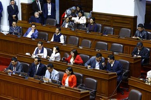 秘鲁国会9日晚召开特别全体会议现场。