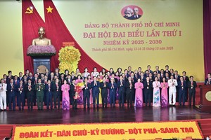 出席党十四大胡志明市代表团亮相。