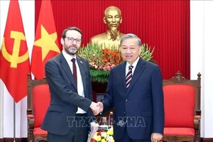 越南党中央总书记苏林欢迎英国驻越南大使伊恩·弗鲁。
