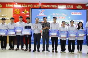 《西贡解放报》和GrowMax集团继续资助关爱义安省贫困学生