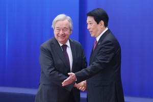 越南国家主席梁强迎接联合国秘书长安东尼奥·古特雷斯。