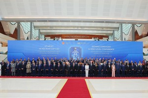 越南国家主席梁强、联合国秘书长安东尼奥•古特雷斯与出席《河内公约》开放签署仪式代表团团长合影。