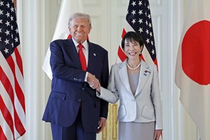日本首相高市早苗与美国总统特朗普合影。