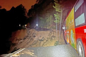 林同省金合欢（Mimosa）岭发生严重山体滑坡 20号国道交通中断