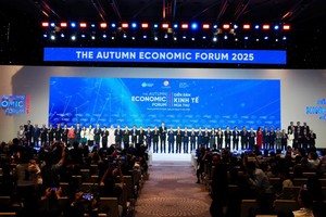 2025年秋季经济论坛代表合影。图：越通社