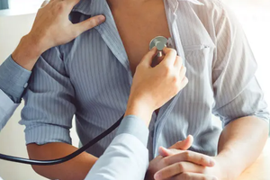 医生为呼吸疾病病人看诊。