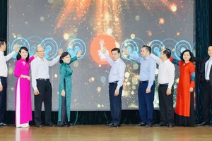 胡志明市人委会副主席阮文勇（中）与新定坊领导及旅游企业代表共同按下按钮，发布新旅游产品。