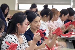 中国语言文学系大学生体验汉字文化。