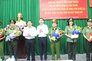 Lãnh đạo Thành ủy khen thưởng các đơn vị. Ảnh: M.HOA