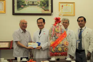 Lãnh đạo TPHCM thăm, chúc tết bà con Quận 5 và Bệnh viện Nhân dân 115