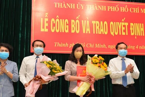 Phó Bí thư Thường trực Thành ủy TPHCM Trần Lưu Quang và Chủ tịch MTTQVN-TPHCM Tô Thị Bích Châu chúc mừng đồng chí Lâm Đình Thắng và đồng chí Triệu Lệ Khánh. Ảnh: VIỆT DŨNG