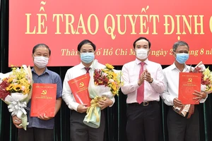 Phó Bí Thư Thường trực Thành ủy TPHCM Trần Lưu Quang trao quyết định cán bộ. Ảnh: VIỆT DŨNG 