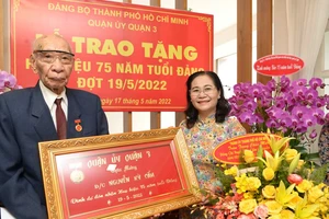 Chủ tịch HĐND TPHCM Nguyễn Thị Lệ trao Huy hiệu Đảng cho đảng viên cao tuổi đảng tại quận 3