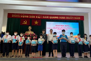 Quận 5 trao học bổng cho trẻ em, học sinh, sinh viên khó khăn bị ảnh hưởng bởi dịch Covid-19