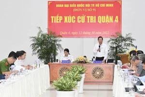 Chủ tịch UBND TPHCM Phan Văn Mãi tiếp xúc cử tri ở quận 4. Ảnh: VIỆT DŨNG