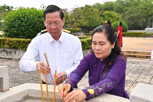 Chủ tịch UBND TPHCM Phan Văn Mãi, Chủ tịch HĐND TPHCM Nguyễn Thị Lệ dâng hương, dâng hoa tại Di tích lịch sử cấp quốc gia Ngã Ba Giồng. Ảnh: VIỆT DŨNG