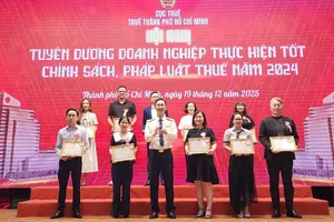 Trưởng Thuế TPHCM Đoàn Minh Dũng trao giấy khen cho các doanh nghiệp thực hiện tốt chính sách, pháp luật thuế năm 2024