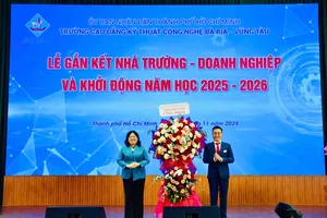 Đồng chí Nguyễn Trường Nhật Phượng, Thành ủy viên, Phó Chủ tịch HĐND TPHCM tặng hoa chúc mừng lãnh đạo Trường Cao đẳng Kỹ thuật Công nghệ Bà Rịa - Vũng Tàu
