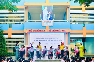 Trao xe đạp cho học sinh nghèo Trường Tiểu học Thắng Nhất