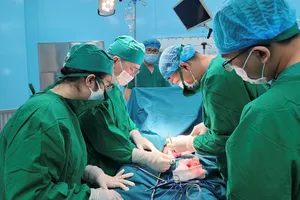 Các bác sĩ tiến hành phẫu thuật cứu sống bệnh nhân.