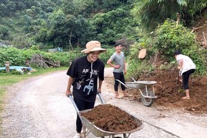 Ethnic minority YouTuber spreads love and help to people in need