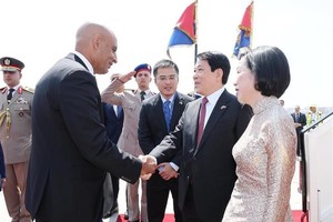 埃及教育和技术教育部长穆罕默德·阿卜杜勒·拉蒂夫来到机场迎接梁强和夫人一行。图自越通社