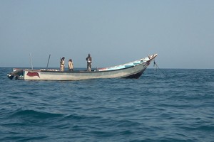 2024 年 6 月 11 日，一艘载有移民的船只在也门沙卜瓦省倾覆后，也门人出海寻找幸存者